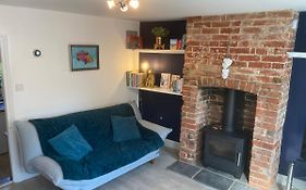 Woodbridge - Cosy Little 2-Bed Cottage